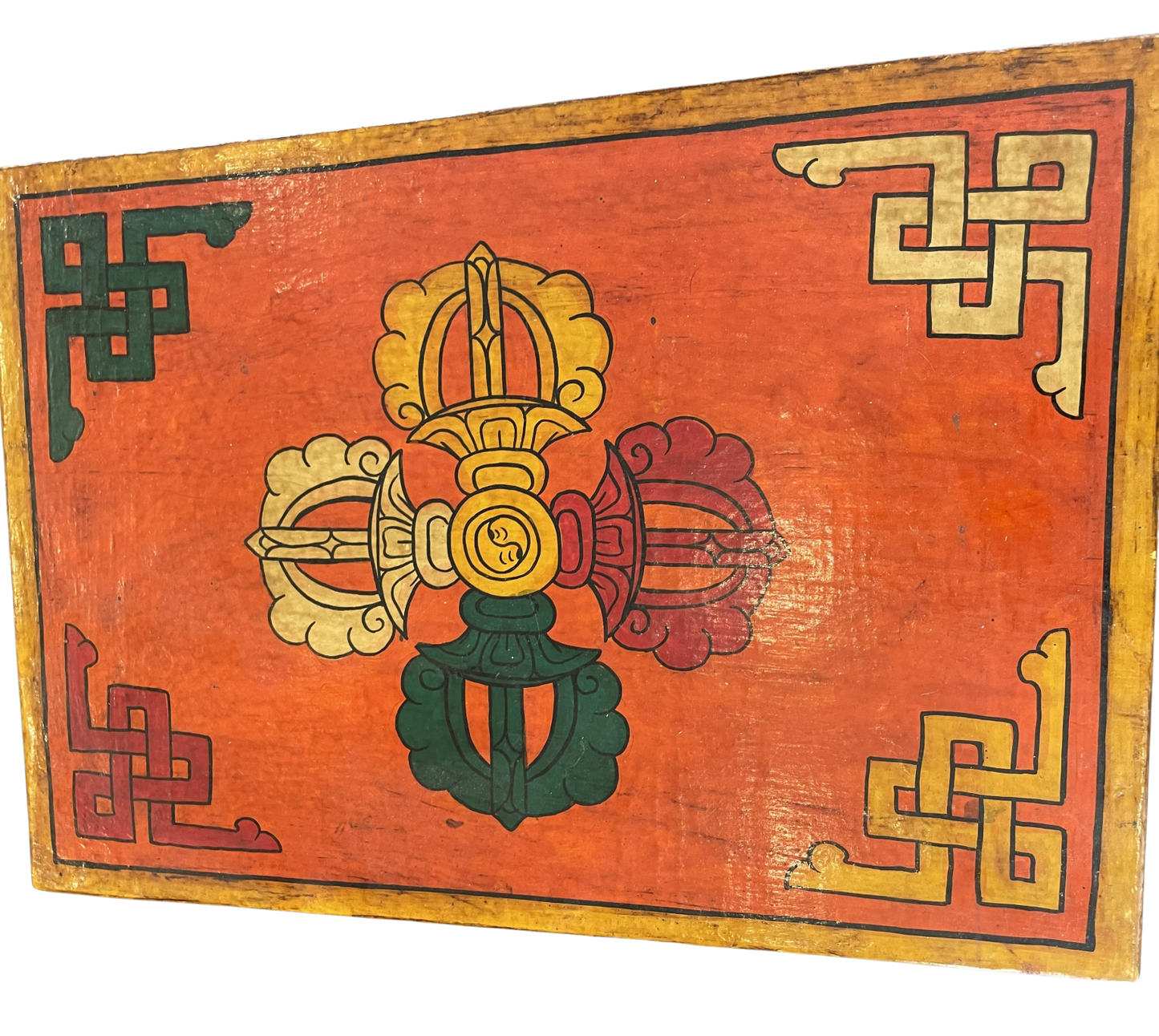 Skab i træ med drage